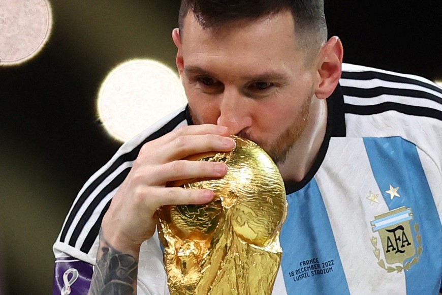Soccer Football - FIFA World Cup Qatar 2022 - Final - Argentina v France - Lusail Stadium, Lusail, Qatar - December 18, 2022
Argentina's Lionel Messi kisses the trophy as he celebrates winning the World Cup REUTERS/Carl Recine