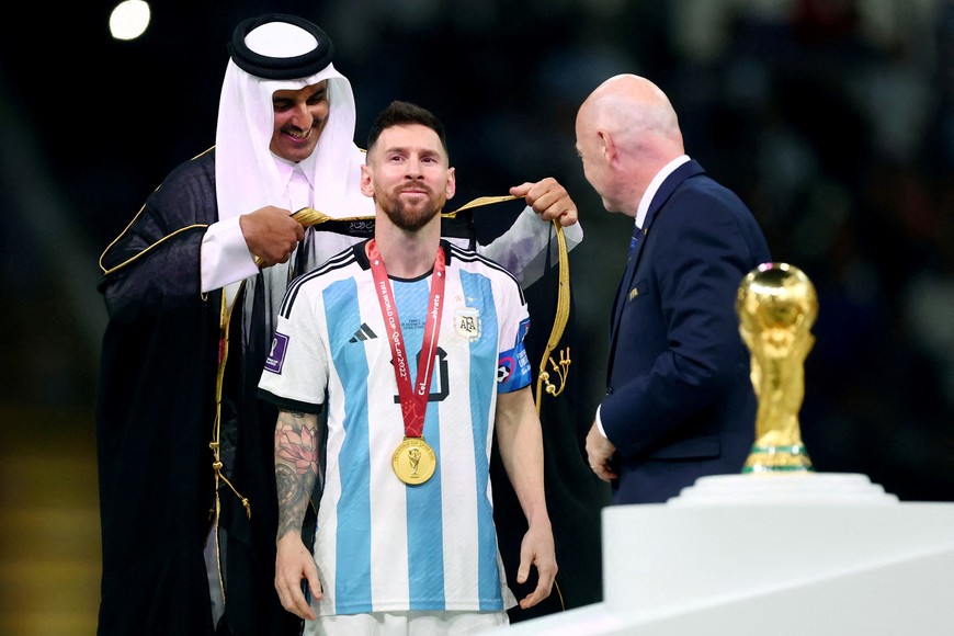 Soccer Football - FIFA World Cup Qatar 2022 - Final - Argentina v France - Lusail Stadium, Lusail, Qatar - December 18, 2022 
 Argentina's Lionel Messi, Emir of Qatar Sheikh Tamim bin Hamad Al Thani and FIFA president Gianni Infantino during the trophy ceremony REUTERS/Hannah Mckay     TPX IMAGES OF THE DAY