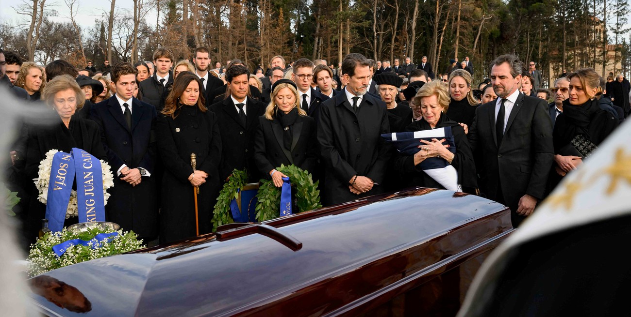 Llamativa ausencia de Carlos III y Guillermo de Gales en el funeral de Constantino de Grecia