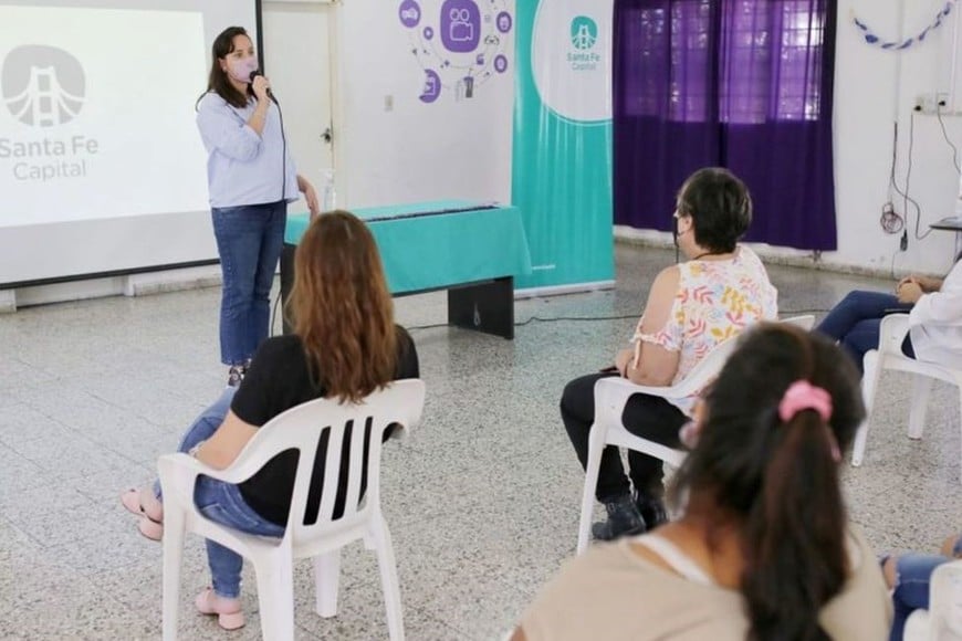 Desde octubre de 2021 comenzaron a dictarse capacitaciones destinadas a los trabajadores de espacios municipales. Créditos: Gentileza MCSF