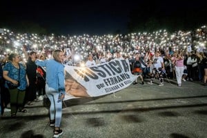 "Justicia igual Perpetua", rezaba la mayoría de los carteles que portaba la gente, mientras una enorme foto del joven asesinado dominaba el escenario. Crédito: Télam