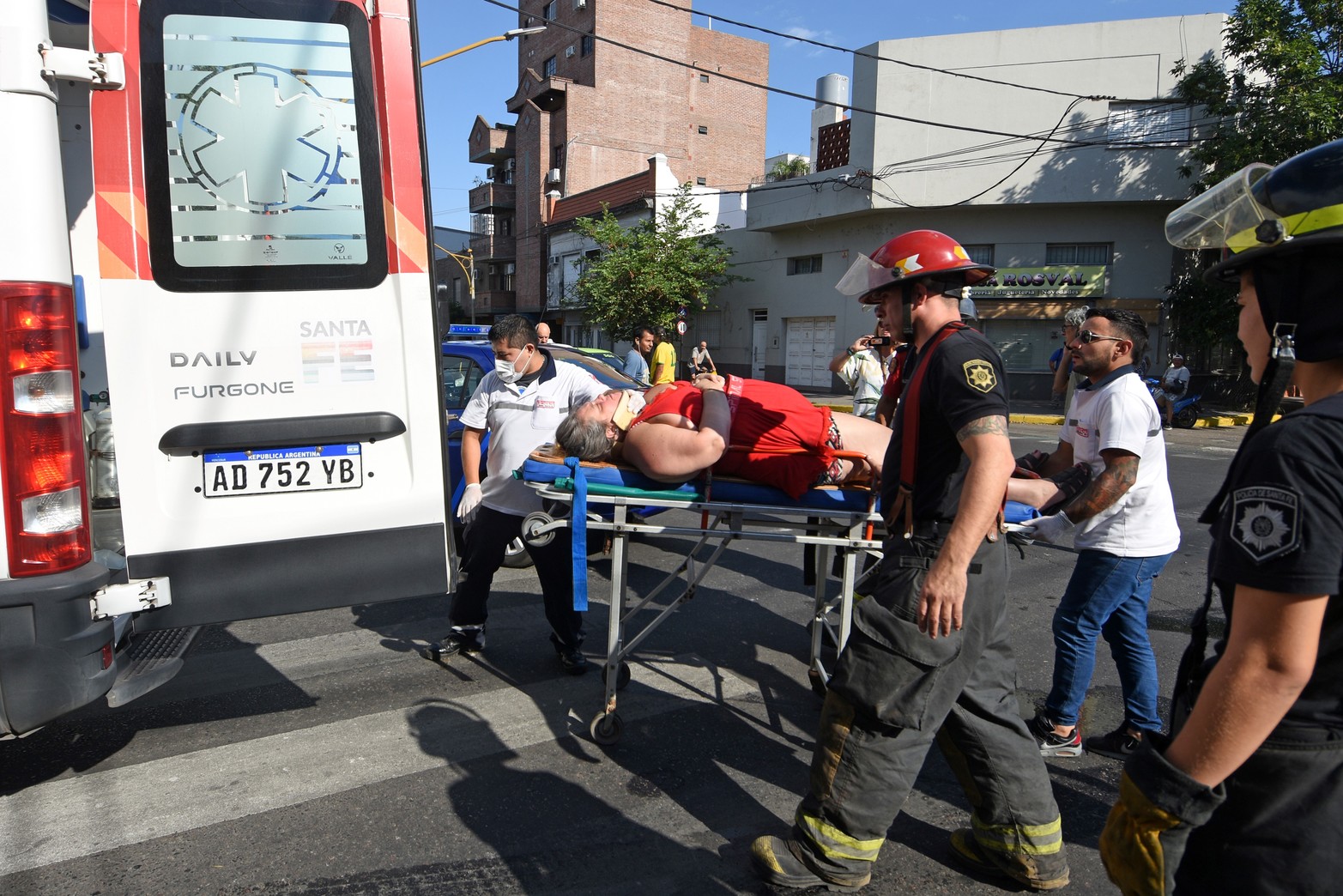 Dos vehículos protagonizaron una fuerte colisión en la esquina de Marcial Candioti e Ituzaingó, en un siniestro que dejó una persona lesionada.