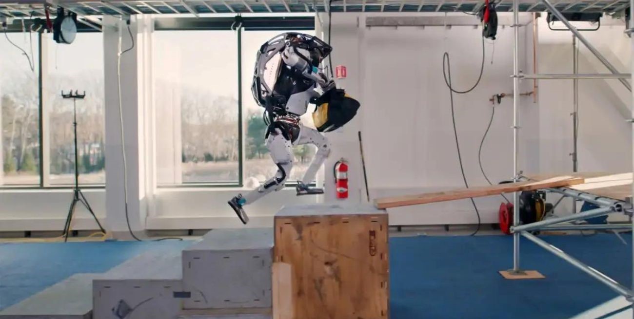 Video: además de correr y bailar, el robot Atlas ya puede agarrar objetos
