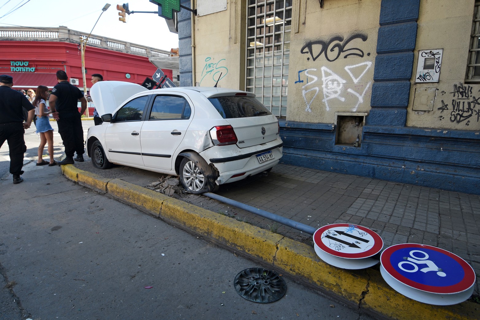 Dos vehículos protagonizaron una fuerte colisión en la esquina de Marcial Candioti e Ituzaingó, en un siniestro que dejó una persona lesionada.