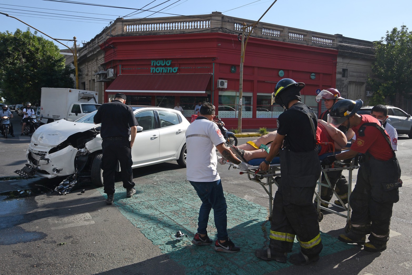 Dos vehículos protagonizaron una fuerte colisión en la esquina de Marcial Candioti e Ituzaingó, en un siniestro que dejó una persona lesionada.