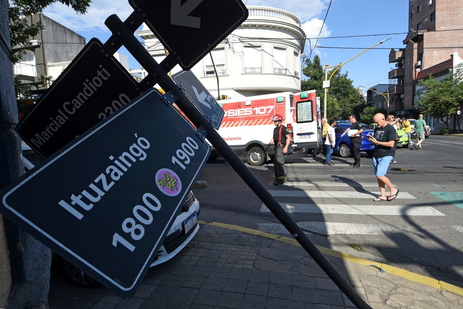 Dos vehículos protagonizaron una fuerte colisión en la esquina de Marcial Candioti e Ituzaingó, en un siniestro que dejó una persona lesionada.