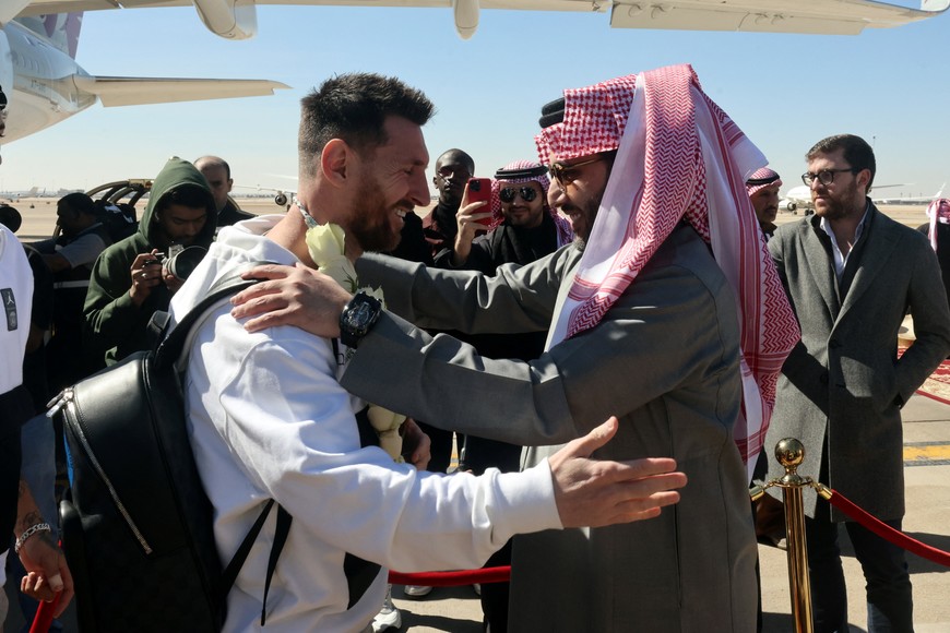 Soccer Football - Paris St Germain arrive in Riyadh ahead of their friendly match v Saudi Pro League XI - King Khalid International Airport, Riyadh, Saudia Arabia - January 19, 2023
Paris St Germain's Lionel Messi is welcomed by Chairman of the General Entertainment Authority Turki Al-AlShikh as he arrives in Saudi Arabia ahead of the match REUTERS/Ahmed Yosri