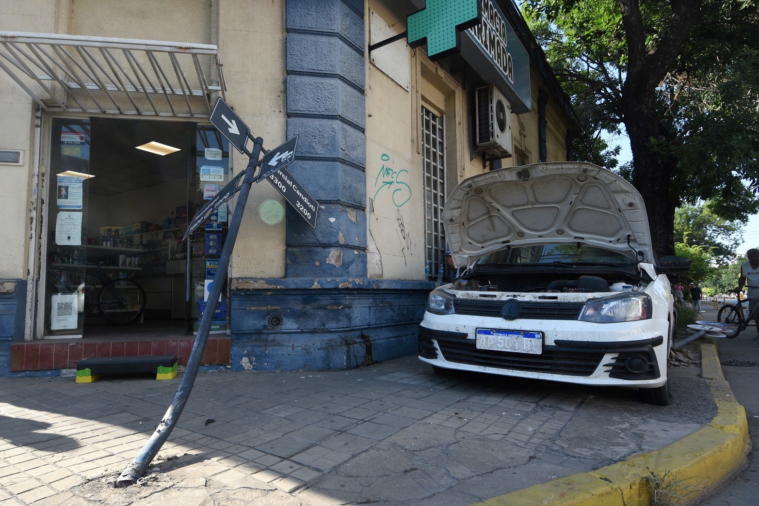 Dos vehículos protagonizaron una fuerte colisión en la esquina de Marcial Candioti e Ituzaingó, en un siniestro que dejó una persona lesionada.