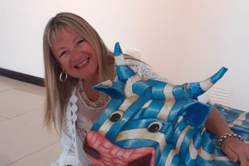 Identidad artística. La artista santafesina junto a una de sus obras y otra detrás. Sus trabajos pueden encontrarse en colecciones de distintos países de Europa, Estados Unidos, Canadá, Brasil, Uruguay, Colombia y Argentina.