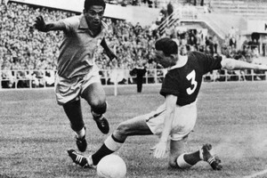 Mané Garrincha pasa al defensor galés Mel Hopkins. Fue por los cuartos de final de la Copa Mundial, en Gotemburgo, Suecia, el 19 de junio de 1958. Crédito: AFP.