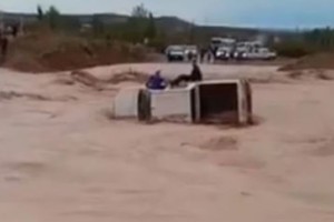 Una camioneta quedó encajada en una ruta inundada y sus ocupantes debieron ser rescatados