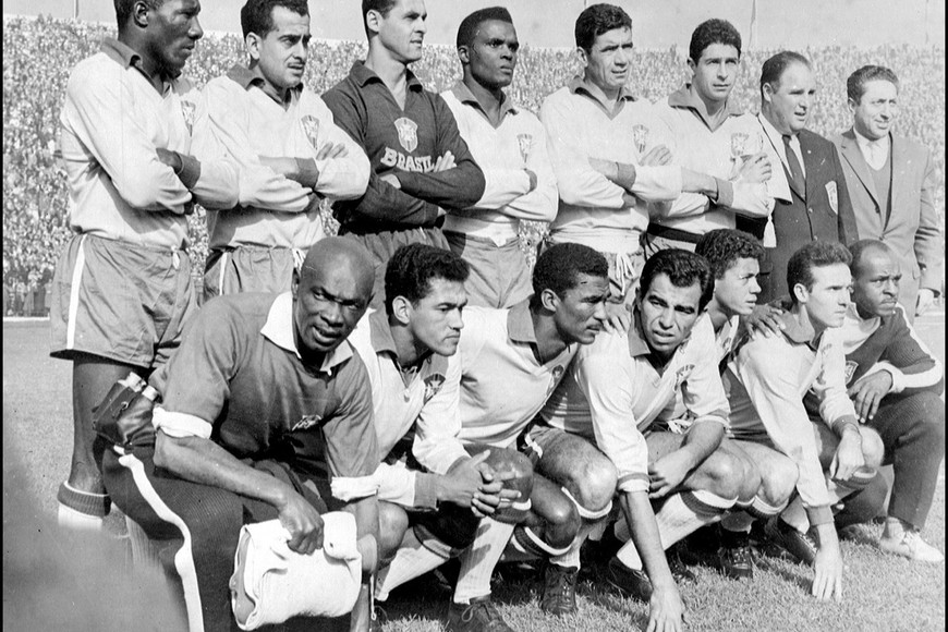 EL Brasil bicampeón del '62, en Chile, con Garrincha como principal figura. En ese mundial, Pelé jugó solo dos partidos. Crédito: AFP.