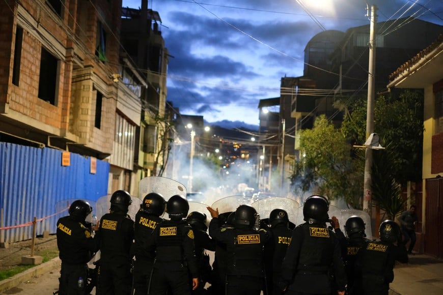 Police clash with demonstrators during a protest to demand the resignation of Peru's President Dina Boluarte, new snap elections, the closure of Congress and a new constitution, in Cuzco, Peru January 19, 2023. REUTERS/Paul Gambin NO RESALES. NO ARCHIVES