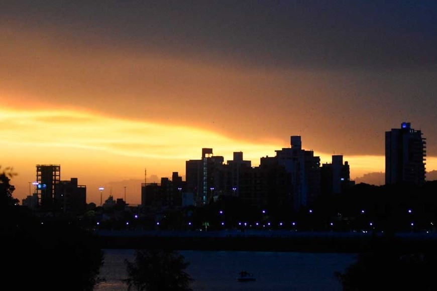 Desde la costanera Este, el reportero gráfico de El Litoral registró la llegada del frente tormentoso. Crédito: Manuel Fabatía
