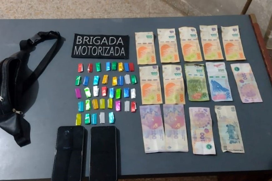 Los detenidos, sus teléfonos celulares, el dinero que tenían y la moto quedaron a disposición de la Justicia Federal.  Crédito: El Litoral