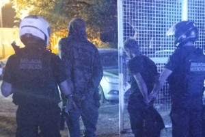 Los detenidos, sus teléfonos celulares, el dinero que tenían y la moto quedaron a disposición de la Justicia Federal.  Crédito: El Litoral