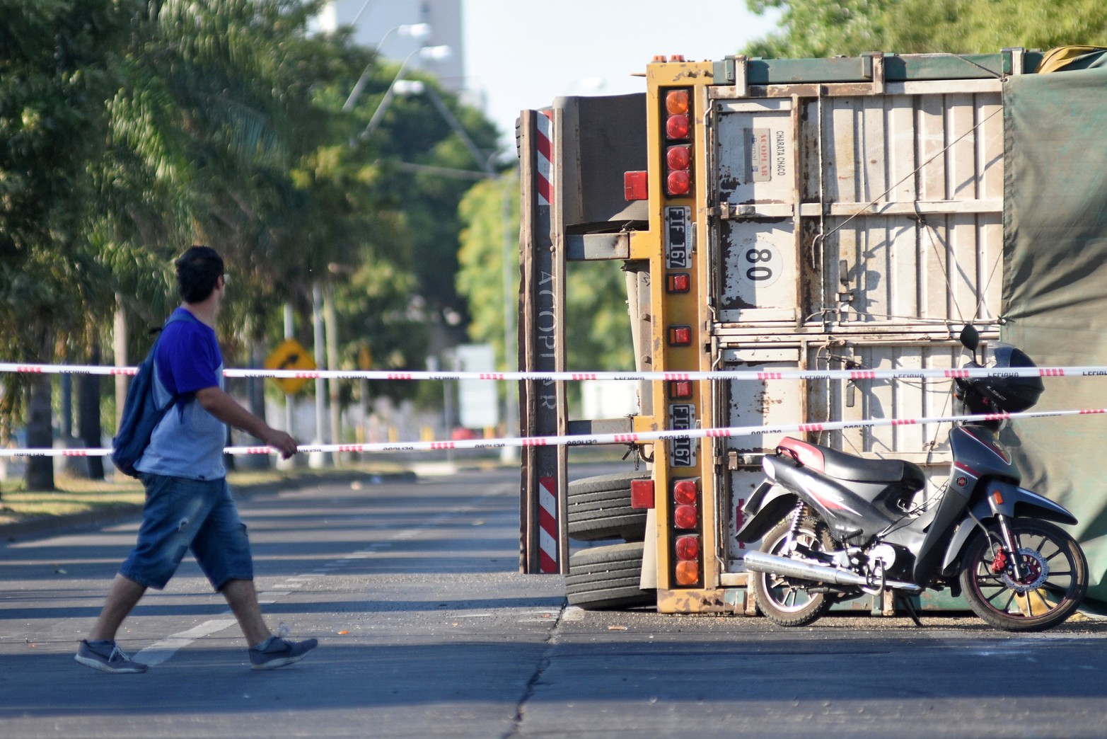 Accidente I. En los primeros minutos del lunes el conductor de un camión realizó una mala maniobra que derivó en el vuelco de su acoplado en la curva de Alem y Tucumán. El camión, procedente de Reconquista, tenía como destino Rosario y transportaba granos de girasol.