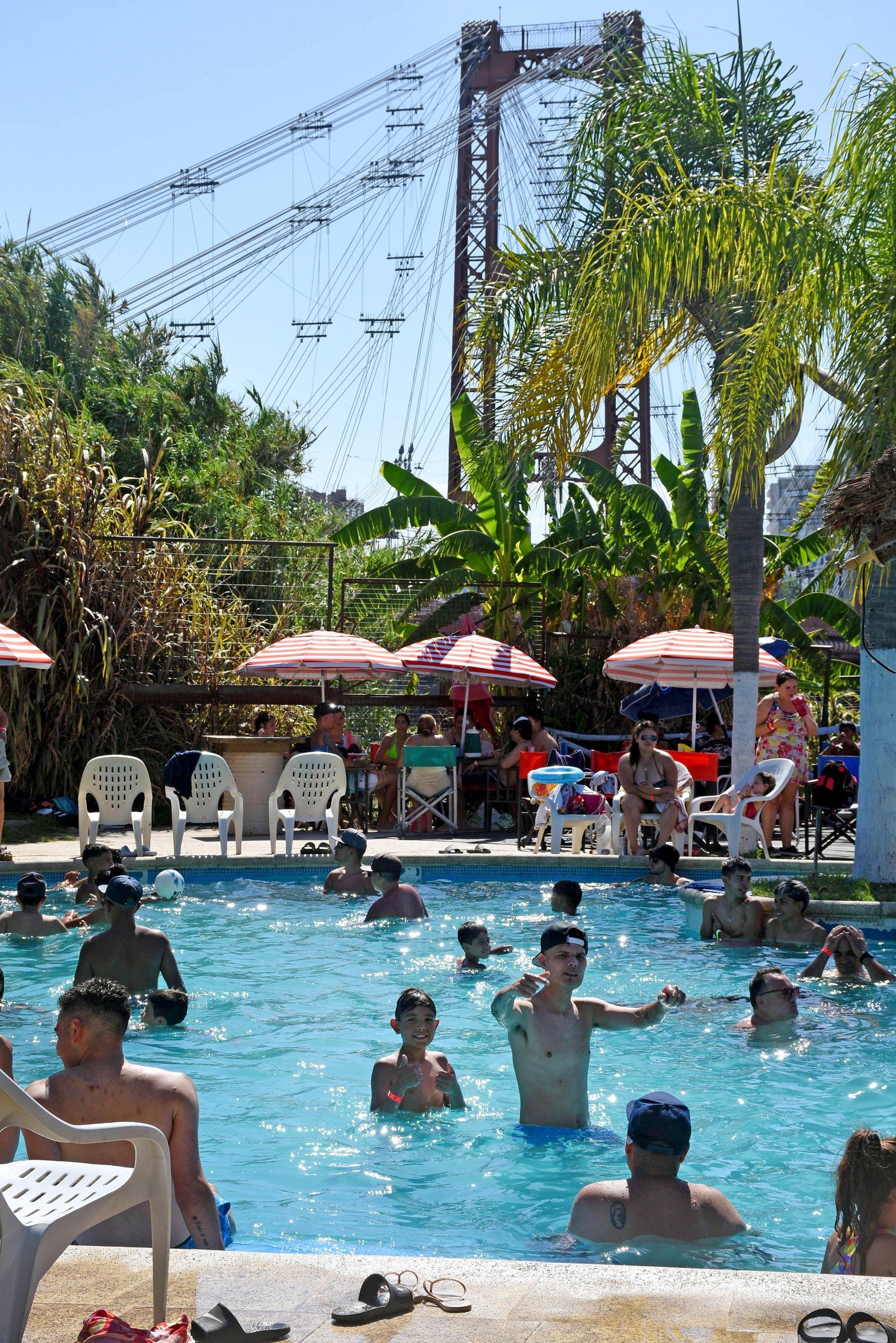 Santa Fe en el horno. La ola de calor alcanzó un pico de 44 °C en la tarde del jueves. La ciudad vive temperaturas agobiantes y se pronostican registros iguales o mayores la semana próxima.