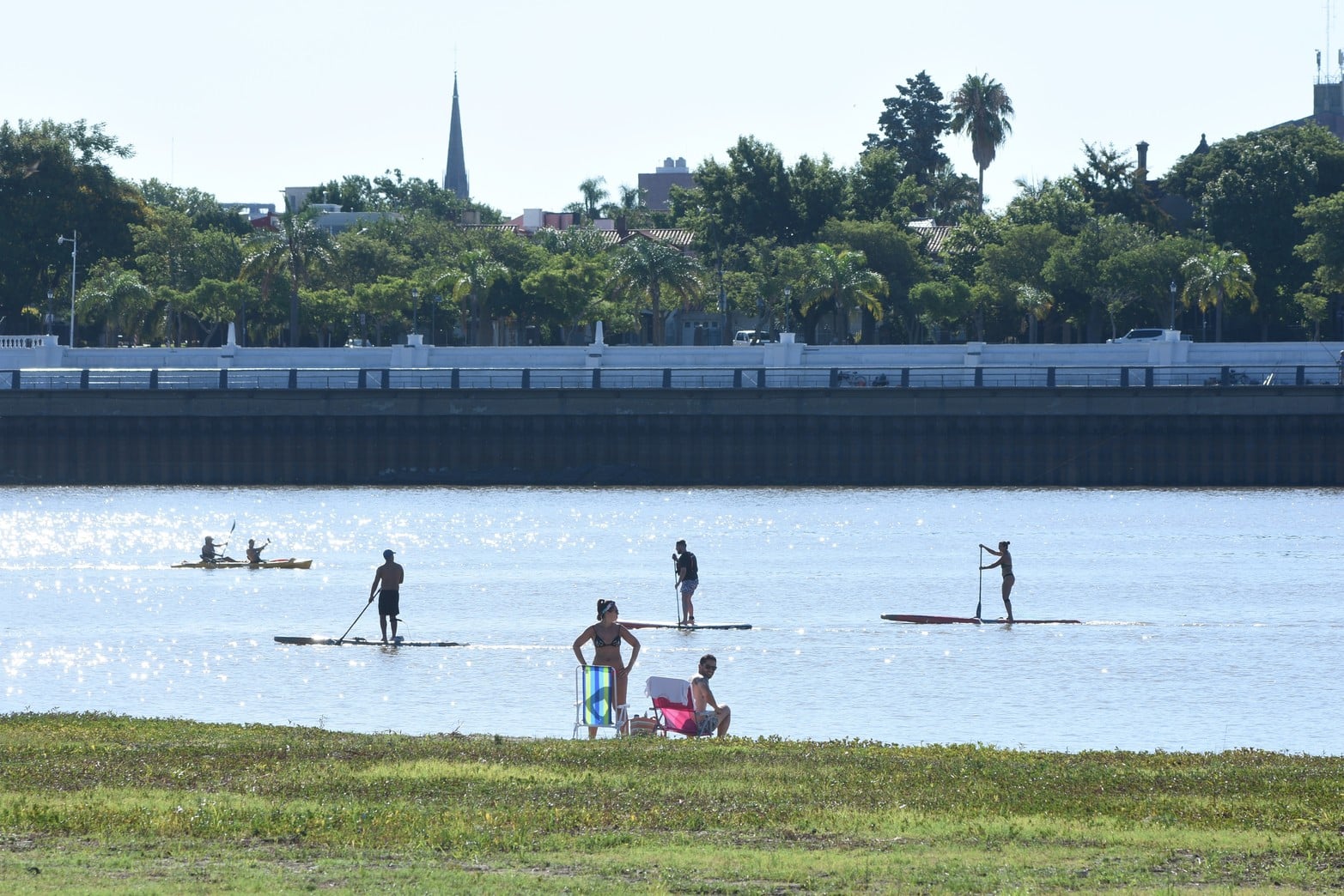 El agua de la laguna Setúbal sigue siendo uno de los lugares cerca de la ciudad para buscar una temperatura mas baja. Eduardo Edmundo Seval
