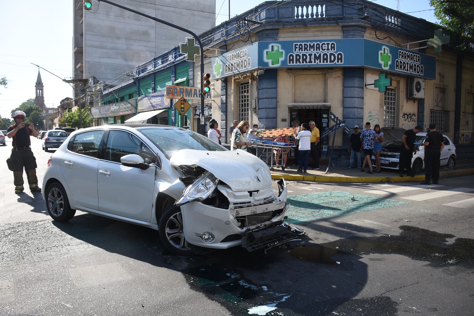 Accidente II. Durante la mañana del jueves dos vehículos protagonizaron una fuerte colisión en la esquina de Marcial Candioti e Ituzaingó, en un siniestro que dejó una persona lesionada.