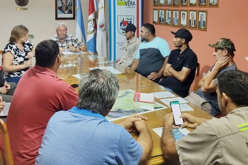 El presidente comunal, junto a funcionarios y personal de Limpieza, durante una reunión operativa.
