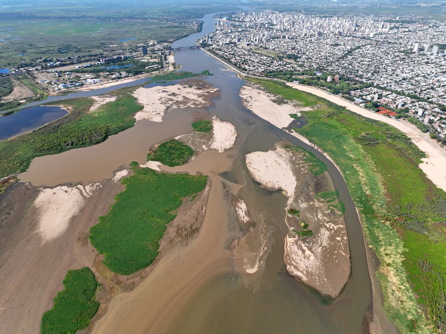 El Paraná frenó su descenso y repunta levemente en Santa Fe. Si bien creció unos centímetros en los últimos días, la apertura de las compuertas de la represa de Itaipú recién se reflejaría en nuestra región en unas semanas.