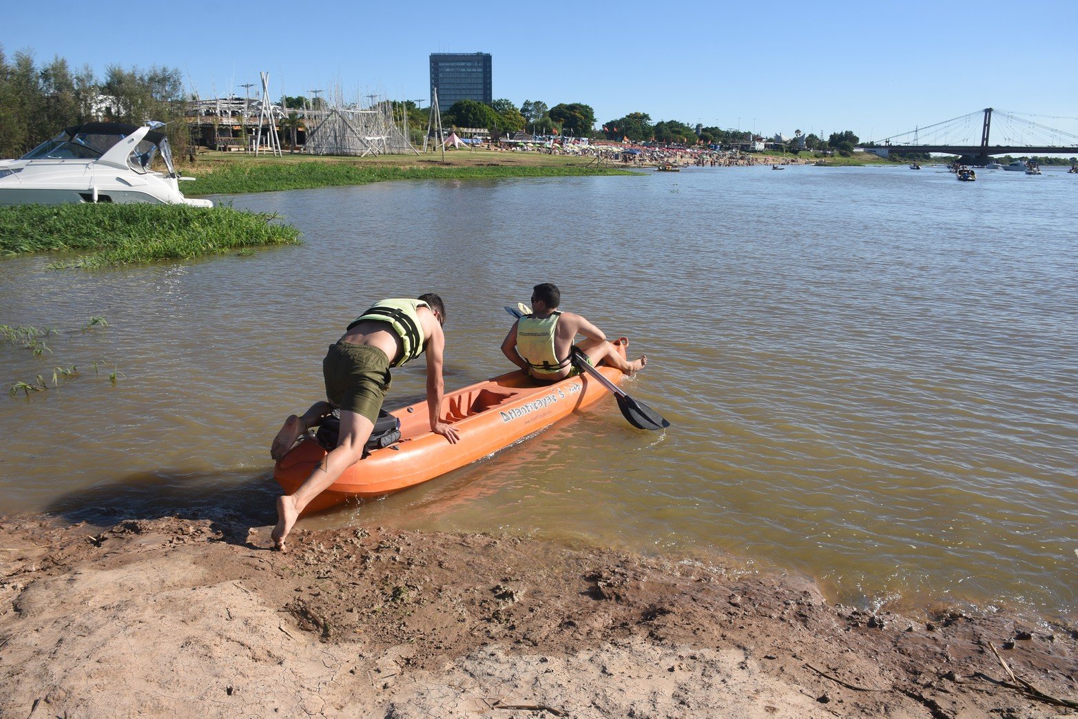 El agua de la laguna Setúbal sigue siendo uno de los lugares cerca de la ciudad para buscar una temperatura mas baja. Eduardo Edmundo Seval
