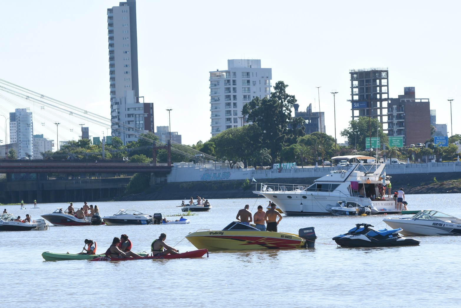 El agua de la laguna Setúbal sigue siendo uno de los lugares cerca de la ciudad para buscar una temperatura mas baja. Eduardo Edmundo Seval