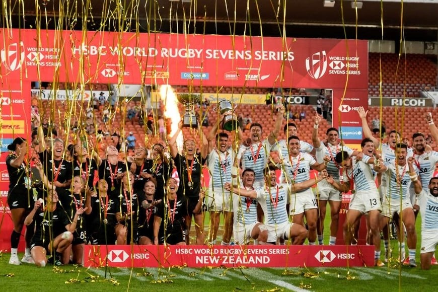 Los Pumas 7s en lo más alto del podio en Hamilton, al igual que el seleccionado de Nueva Zelanda que se consagró en la rama femenina. Crédito: Prensa UAR / Gaspafotos.