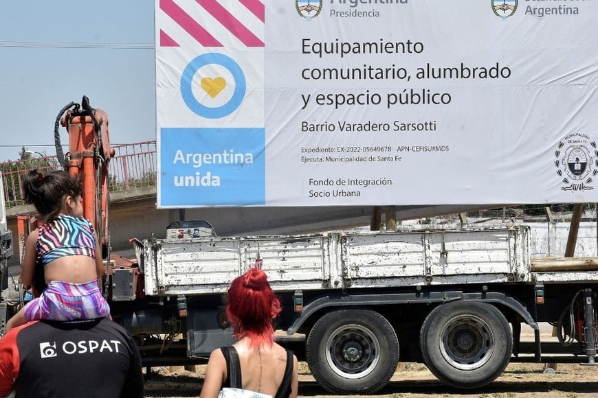Durante la ejecución de los trabajos se realizarán obras de iluminación led, consistentes en la instalación en calles, pasillos y pasajes, de 96 columnas con luces led.  Créditos: Guillermo Di Salvatore