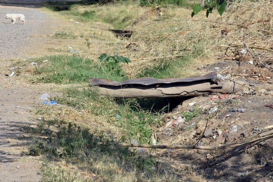 Los zanjones precarios no alcanzan a evacuar el agua en las intensas lluvias.  Créditos: Guillermo Di Salvatore