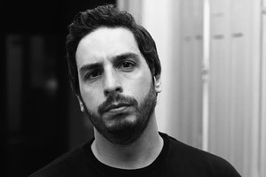 Gracias a sus sólidas novelas, Federico Axat es uno de los referentes del thriller en español. Foto: Gentileza Alejandro Seif