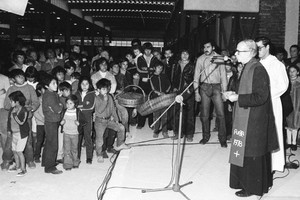 Monseñor Zazpe llevando su mensaje a las familias vinculadas al Mercado Concentrado (Ex Abasto) en el año 1981.