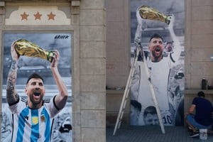 El mural de Messi fue inaugurado en una esquina del macrocentro de esa localidad.