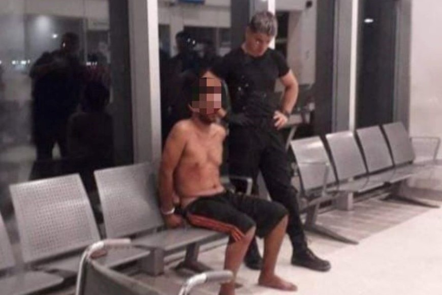 Personal policial se llevó detenido al violento sujeto.  Crédito: El Litoral.