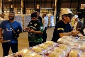 Personas pertenecientes e identificadas con el gremio de Camioneros controlando precios.