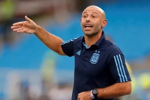 Javier Mascherano y sus dirigidos obligados a ganar. 