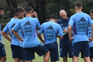 Mascherano le da indicaciones a sus jugadores. Crédito: Prensa AFA.