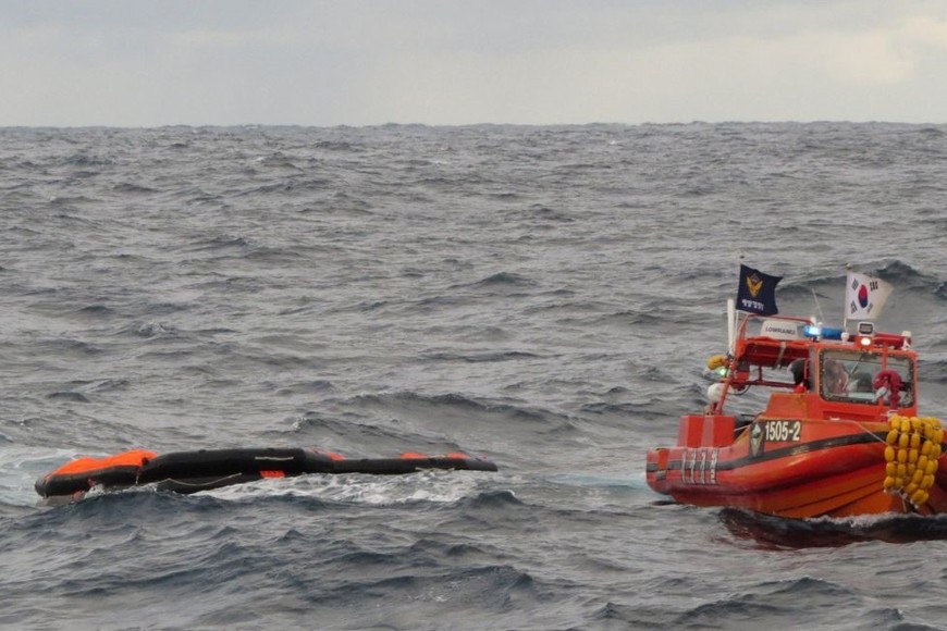 Los equipos de rescate creen que los desaparecidos podrían estar a la deriva en botes salvavidas.  Créditos: Yonhap vía/Reuters