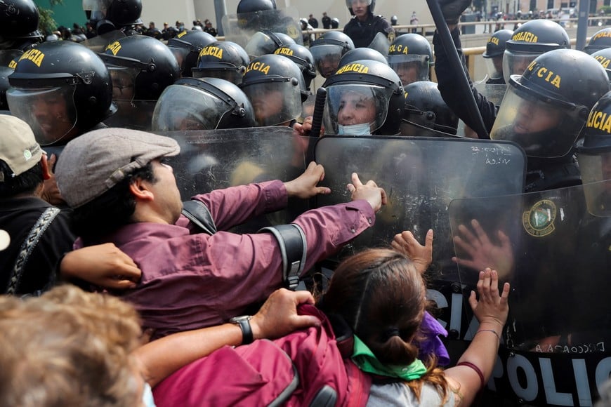 Anti-government protesters clash with the police, as they demand the release of protesters detained in the protests, after President Pedro Castillo was ousted, in Lima, Peru January 21, 2023. REUTERS/Sebastian Castaneda