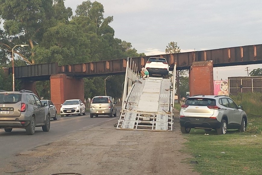El puente cruza la vía nacional unos pocos kilómetros al oeste de la circunvalación de Rosario.