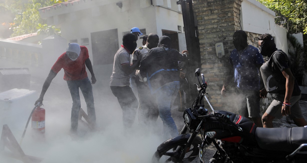 Los manifestantes irrumpen en la residencia oficial del primer ministro Ariel Henry durante una protesta por los recientes asesinatos de policías a manos de bandas armadas, en Puerto Príncipe, Haití, el 26 de enero de 2023. Foto: r
Reuters