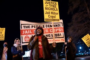 manifestantes se reúnen luego de la publicación de un video que muestra a los policías golpeando a Tire Nichols, el joven negro que murió tres días después de que los policías de Memphis lo detuvieran mientras conducía durante una parada de tráfico, cerca de la Casa Blanca en Washington, EE. UU., 27 de enero de 2023. Foto: Reuters