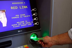 El miércoles 1 cobran los agentes policiales y jubilados de hasta 170 mil pesos de bolsillo.