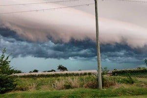 La tormenta entrando a La Plata por Las Banderitas. Esto fue cerca de las 7.45am. Crédito: @EmilioCiarrocca