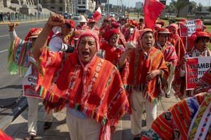 (230126) -- LIMA, 26 enero, 2023 (Xinhua) -- Personas provenientes de Cusco participan en una protesta, en el centro de Lima, Perú, el 26 de enero de 2023. Las jornadas de protestas, que iniciaron en diciembre tras la destitución del expresidente Pedro Castillo, ganó fuerzas a inicio de este mes y se mantienen en algunas regiones del país, principalmente en el sur, mientras que en Lima se registran focos de movilizaciones en el centro. (Xinhua/Mariana Bazo) (mb) (da) (rtg) (ra) (vf)