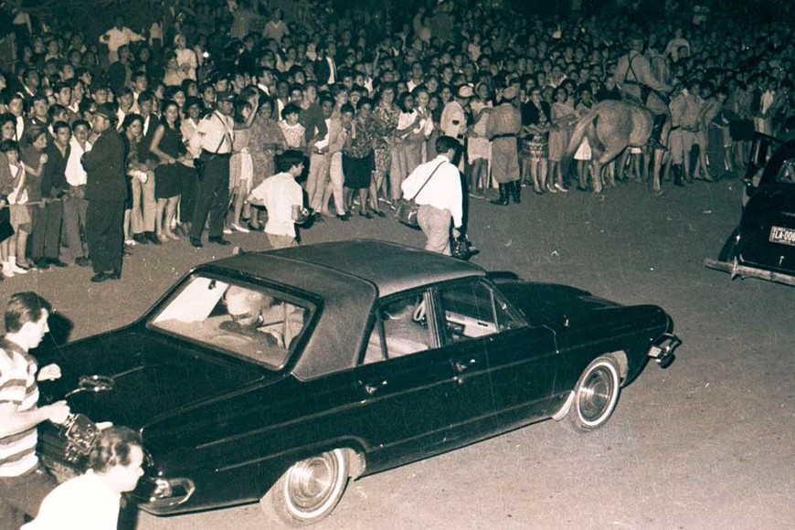 Mucha gente y operativo especial en las afuera de la Basílica.