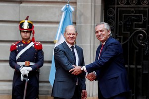 El canciller alemán Olaf Scholz le da la mano al presidente de Argentina, Alberto Fernández, en el edificio del Ministerio de Relaciones Exteriores Palacio San Martín en Buenos Aires, Argentina, el 28 de enero de 2023. Foto: Reuters