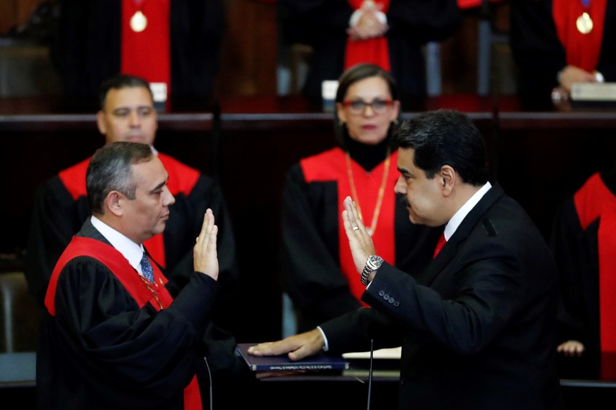 Venezuela's President Nicolas Maduro is sworn in by Venezuela's Supreme Court President Maikel Moreno, during the ceremonial swearing-in for his second presidential term, at the Supreme Court in Caracas, Venezuela January 10, 2019. REUTERS/Carlos Garcia Rawlins caracas venezuela nicolas maduro presidente asume su segundo mandato ceremonia asume asuncion jura juramento nuevo mandatario crisis economica y politica en el pais