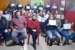 El presidente comunal de Monte Vera, Beto Pallero (izquierda), y la secretaria de Desarrollo Social, Marta Fanton (centro), durante la entrega de diplomas a monteverenses que participaron de cursos de capacitación.